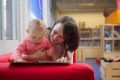 Centrale bibliotheek Hoorn begane grond  Babel boeken lezen meisje Boekstart baby vrouw moeder voorlezen babyboekjes 