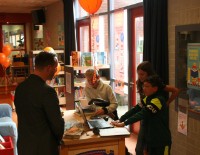 Samir Bashara wethouder opent de bibliotheek op school Ichthus Hoorn