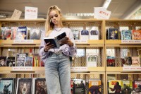 leerling met boek in bibliotheek afdeling Babel voor de jeugd