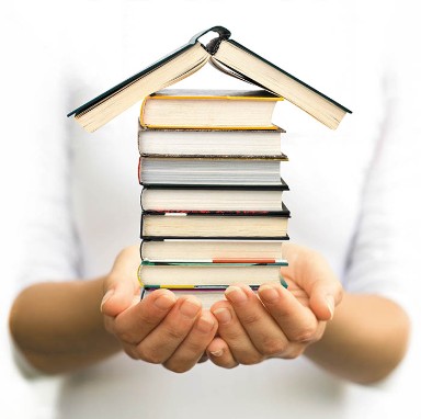 Boekenstapel in de vorm van een huis