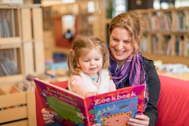 Geniet van het voorleeskwartiertje bij de Bibliotheek Hoorn.